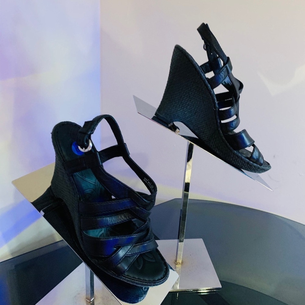 S66- 💰💰SALE💰💰 Born BN black leather sandals size 8